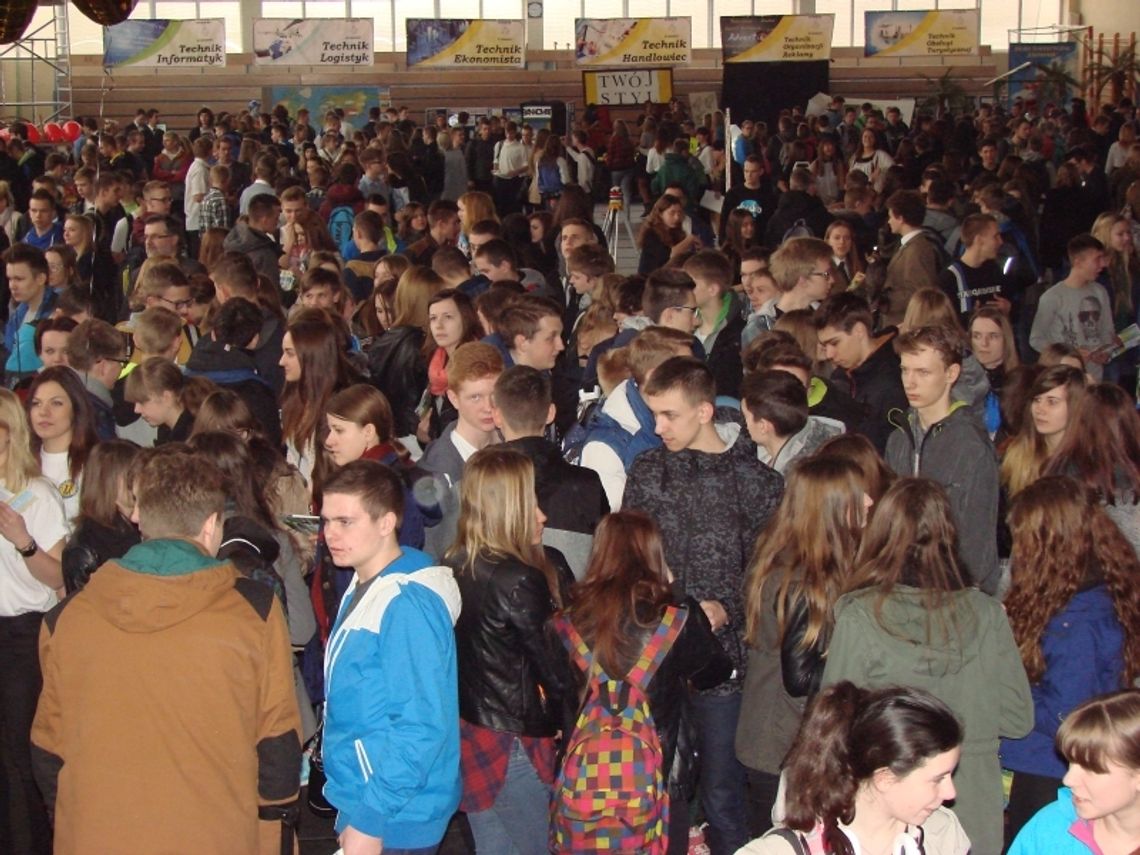 Trwają Powiatowe Targi Edukacyjne - lokalne szkoły prezentują swoją ofertę Trwają Powiatowe Targi Edukacyjne - lokalne szkoły prezentują swoją ofertę