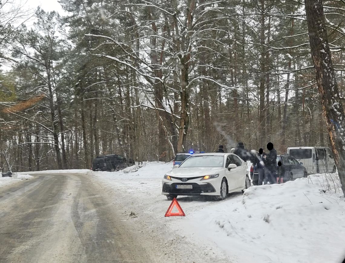 Trzy kolizje i jeden wypadek. Kierowcy alarmują o niebezpiecznym zakręcie w Czarnocinie Trzy kolizje i jeden wypadek. Kierowcy alarmują o niebezpiecznym zakręcie w Czarnocinie