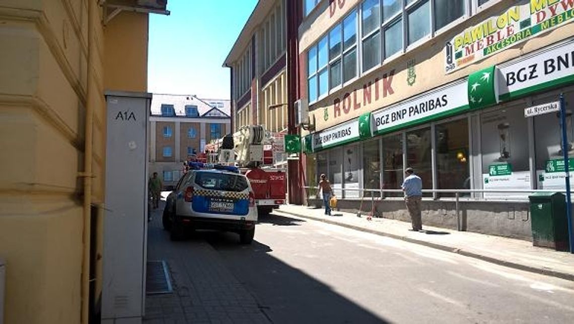 Tynk oderwał się od ściany i wisiał nad głowami przechodniów! Strażacy usunęli zagrożenie Tynk oderwał się od ściany i wisiał nad głowami przechodniów! Strażacy usunęli zagrożenie