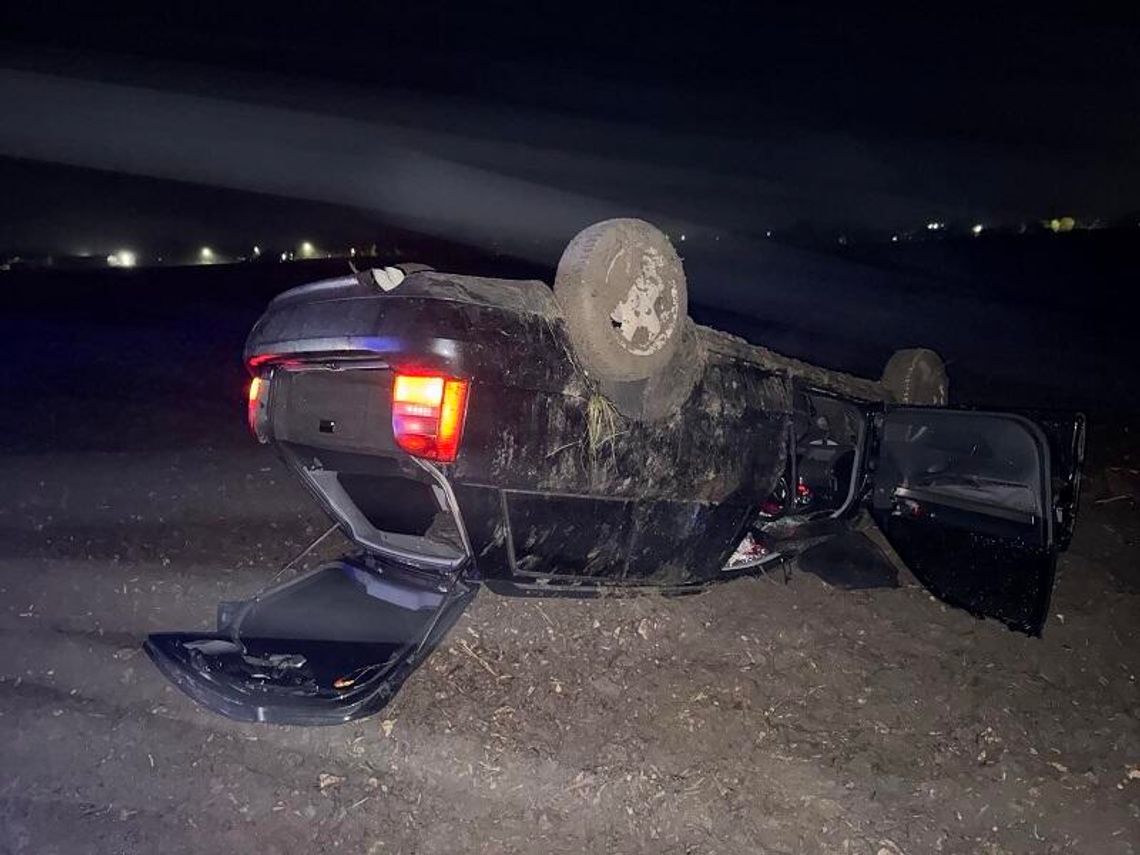 Uciekał przed policjantami i dachował. 26-latek był pod wpływem alkoholu i narkotyków.