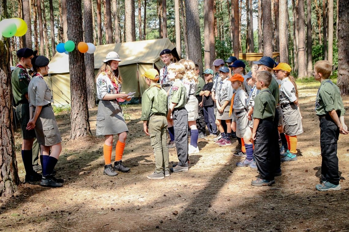 Uczą się życia bez miejskich wygód. Obóz harcerski w Skrzyni