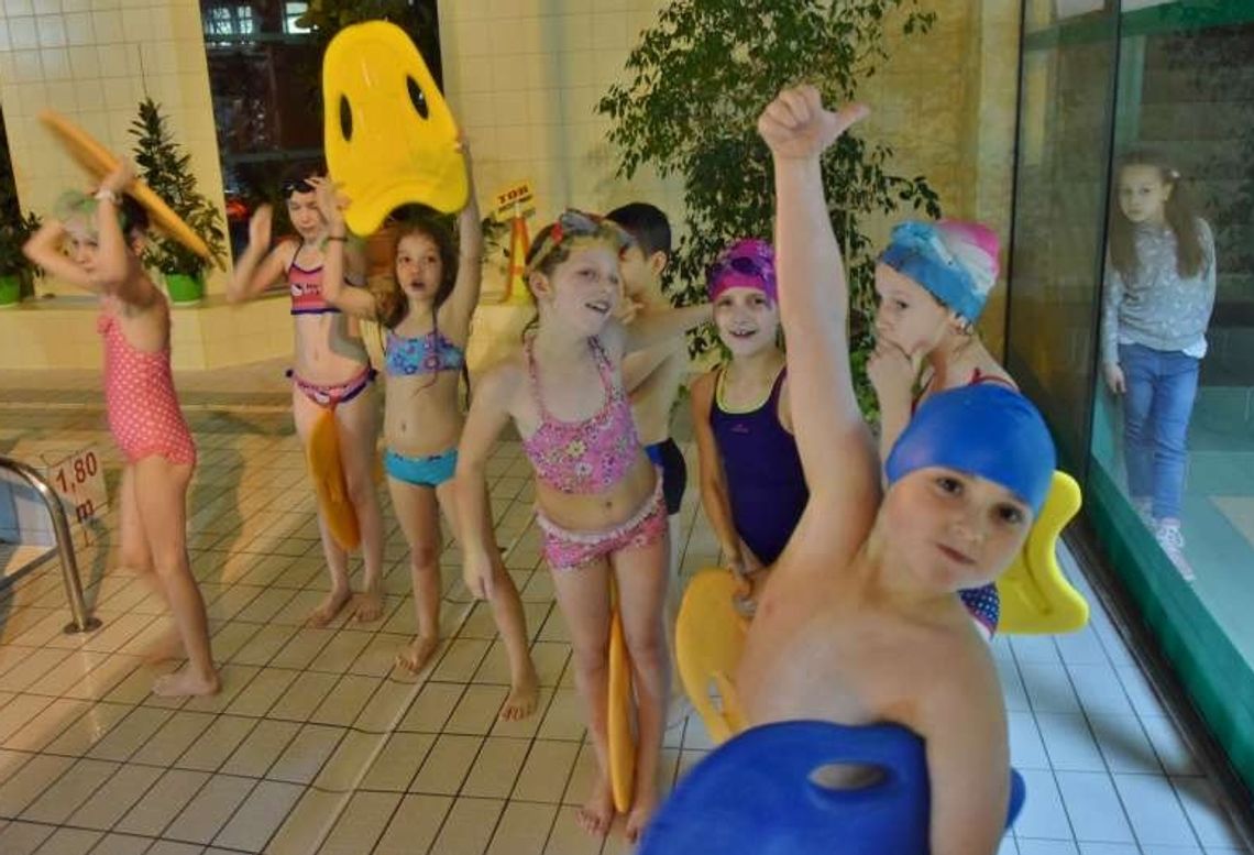 Uczyli się pływać. 70 dzieci objętych nauką pływania 