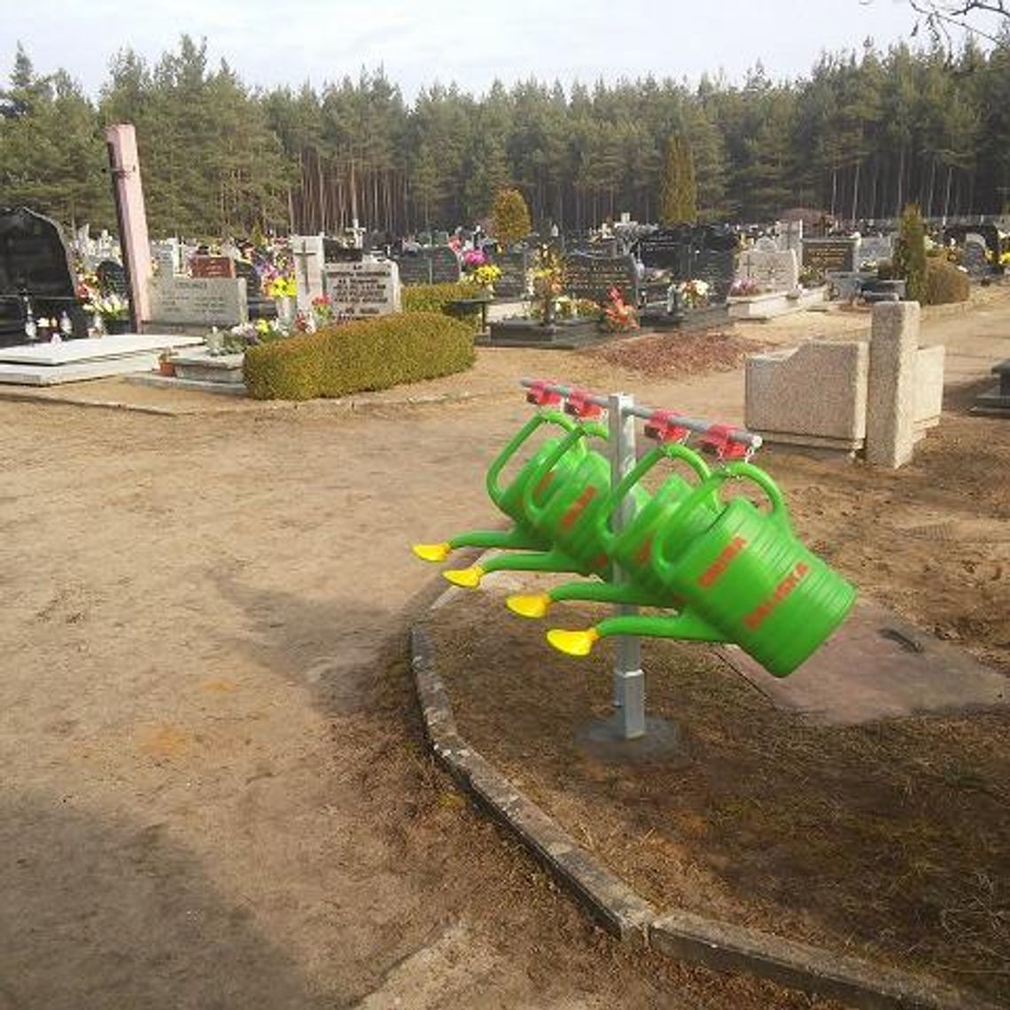 Udogodnienia na cmentarzu w Kaliskach. Pojawiły się stojaki z konewkami Udogodnienia na cmentarzu w Kaliskach. Pojawiły się stojaki z konewkami