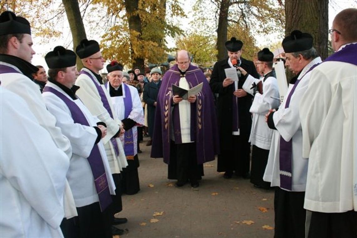 Umarli pouczają żywych. Płonące świece i słowa niczym testament