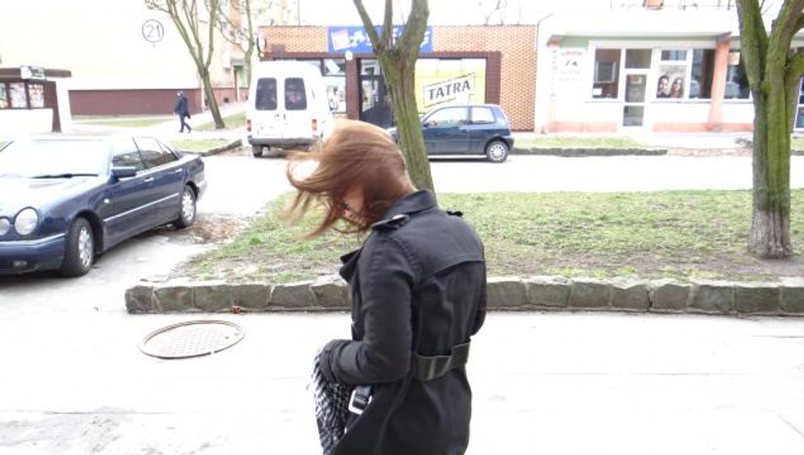 Uwaga na silny wiatr, który może utrzymać się do jutra Uwaga na silny wiatr, który może utrzymać się do jutra