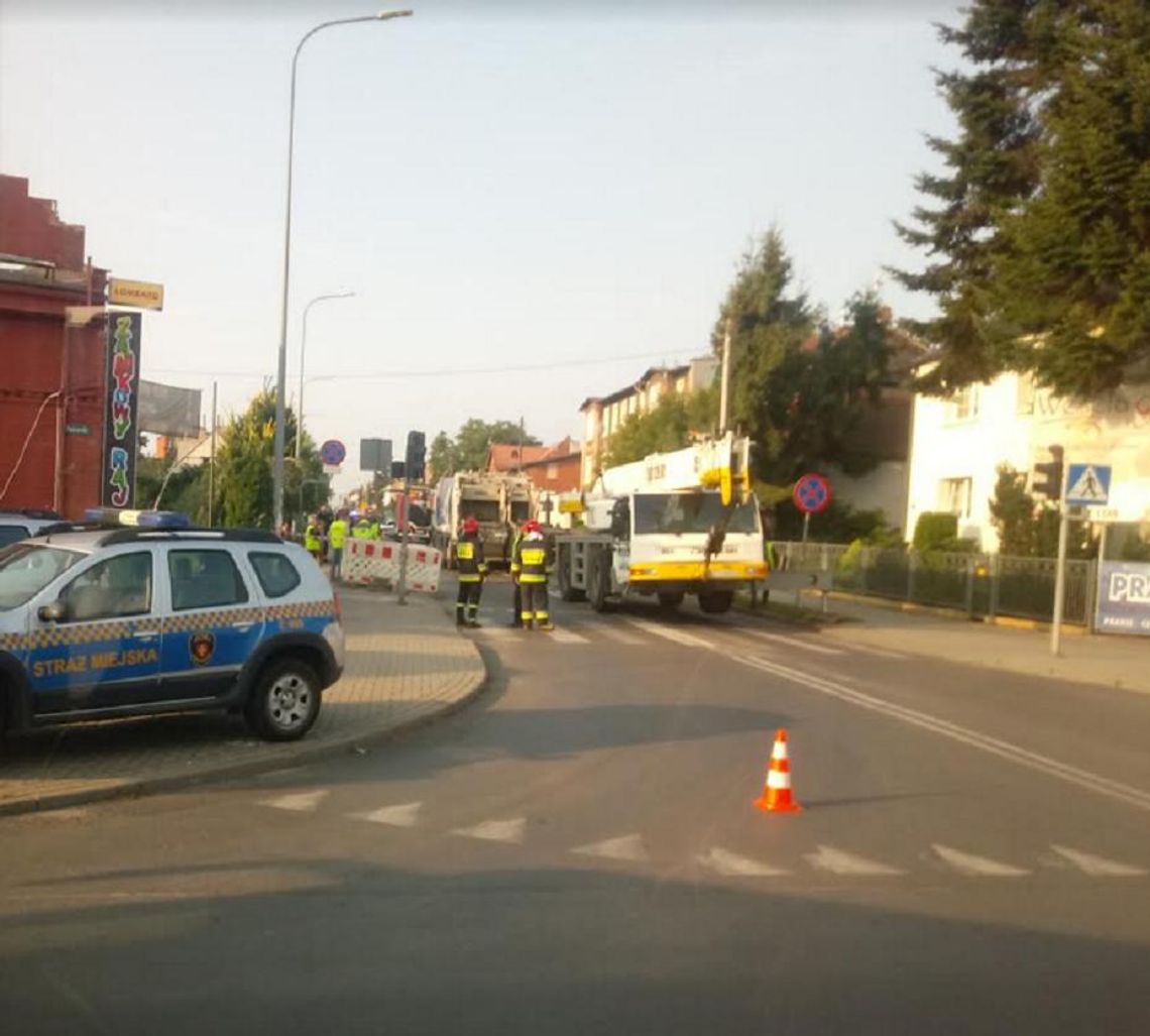 UWAGA: Wielka dziura w drodze. Utrudnienia w ruchu na ulicy Lubichowskiej 