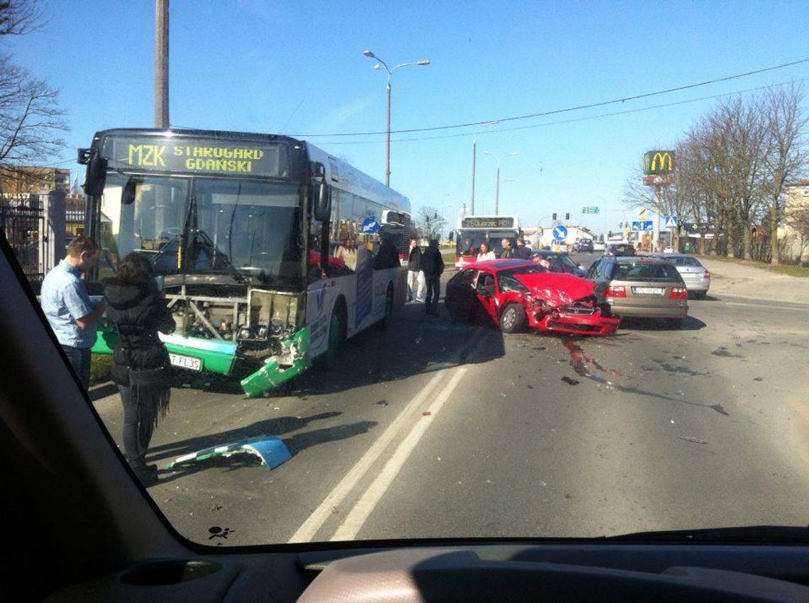 UWAGA! Zderzenie samochodu osobowego z autobusem. Jedna osoba została ranna