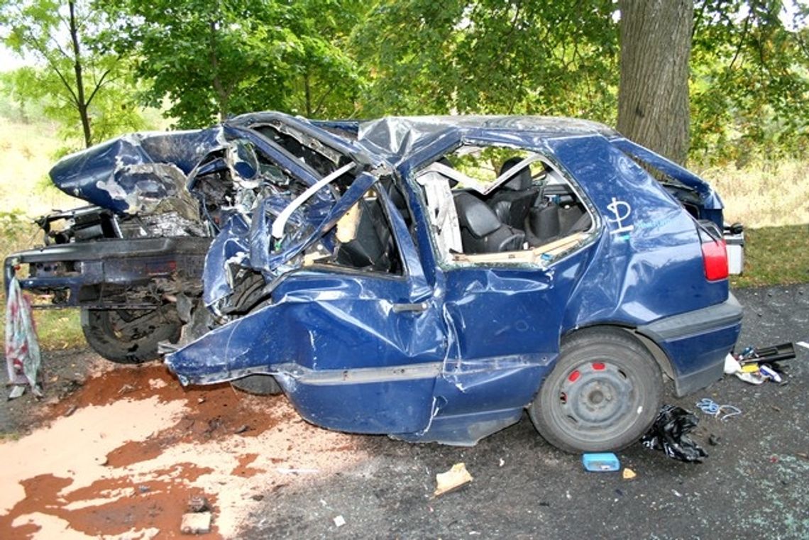 Volkswagenem w drzewo w Linowcu. Zginął 19-letni mężczyzna