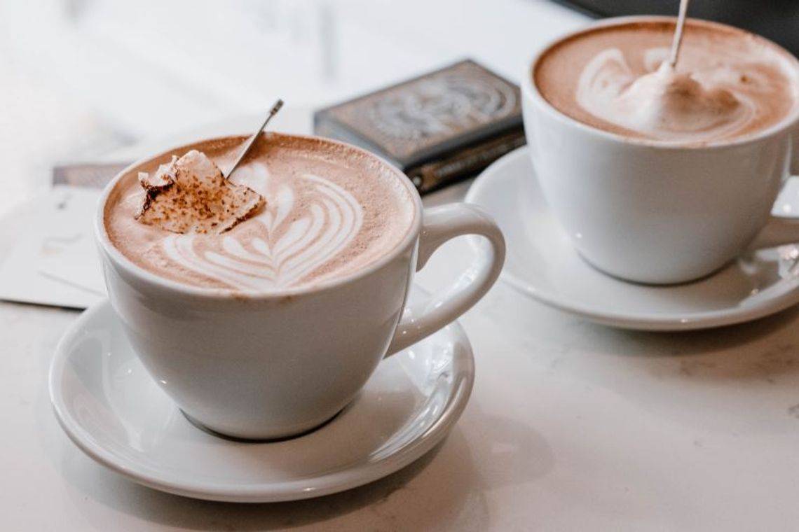 W czym serwować cappuccino, a w czym espresso? Rodzaje filiżanek do kawy