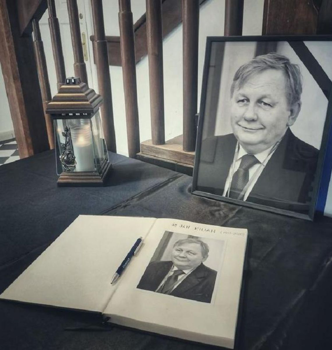 W Ratuszu wyłożono księgę kondolencyjną W Ratuszu wyłożono księgę kondolencyjną