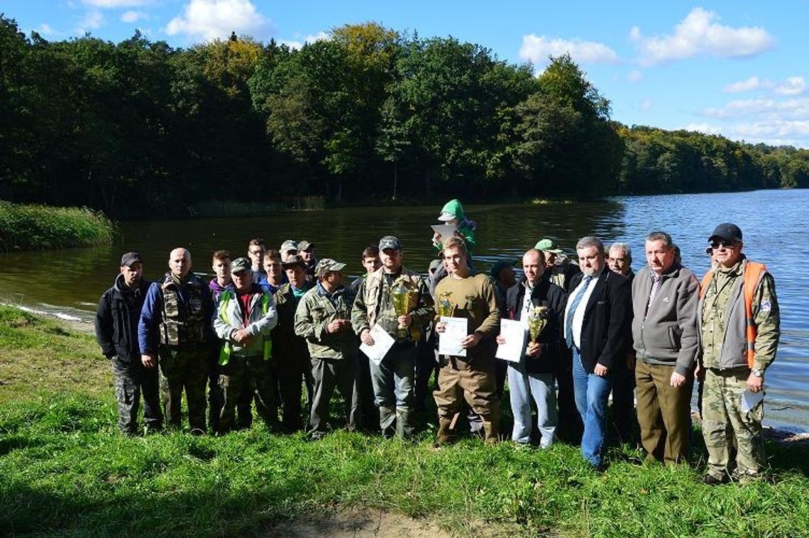 Wędkarze nad jeziorem walczyli o puchar starosty