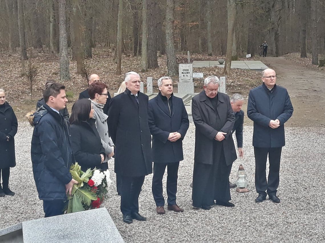  Wicepremier Jarosław Gowin z wizytą na Kociewiu. Złożył kwiaty przy pomniku w Lesie Szpęgawskim