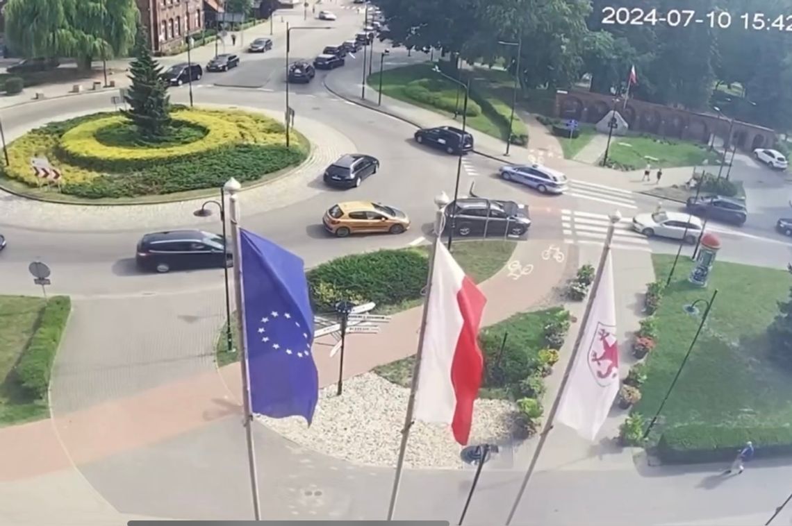 [WIDEO] Policjanci pomogli szybko i bezpiecznie dotrzeć do szpitala kobiecie, która urodziła w aucie dziecko