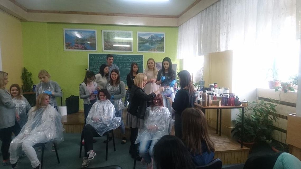 Wiedzę czerpali od eksperta. Profesjonalne warsztaty z koloryzacji Wiedzę czerpali od eksperta. Profesjonalne warsztaty z koloryzacji