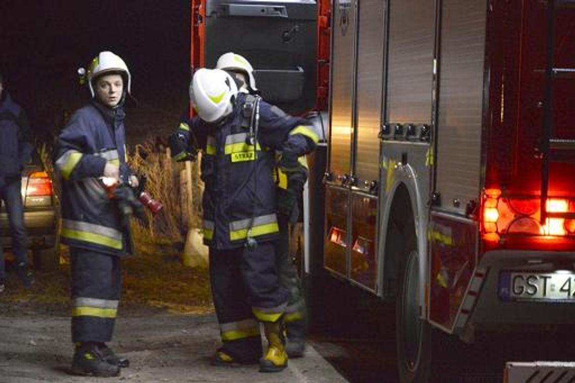 Wielki ogień i dym. Pożar strawił budynek gospodarczy z częścią mieszkalną Wielki ogień i dym. Pożar strawił budynek gospodarczy z częścią mieszkalną