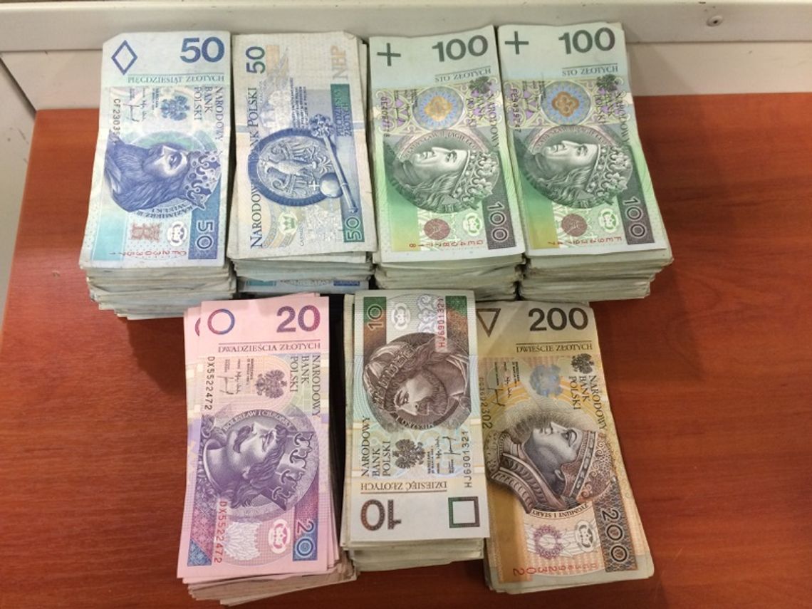 WIELKIE PIENIĄDZE WŚRÓD ŚMIECI! Ok. 70 tys. zł w foliowych woreczkach na taśmie w sortowni WIELKIE PIENIĄDZE WŚRÓD ŚMIECI! Ok. 70 tys. zł w foliowych woreczkach na taśmie w sortowni