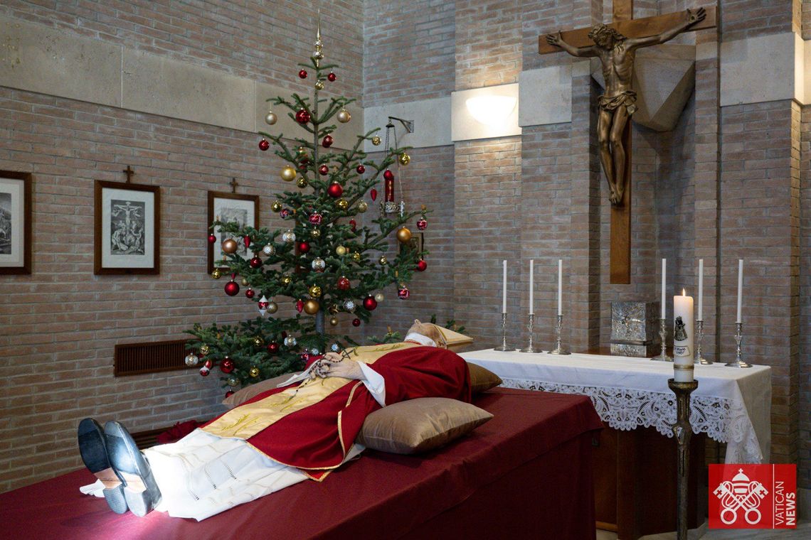 Wierni żegnają papieża Benedykta XVI. W czwartek odbędą się uroczystości pogrzebowe