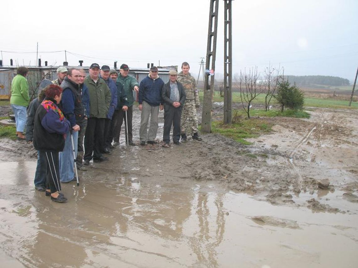 Wieś jak pobojowisko. Błoto i nerwy - po drogach w Wolentalu nie przejedzie nawet karetka pogotowia 