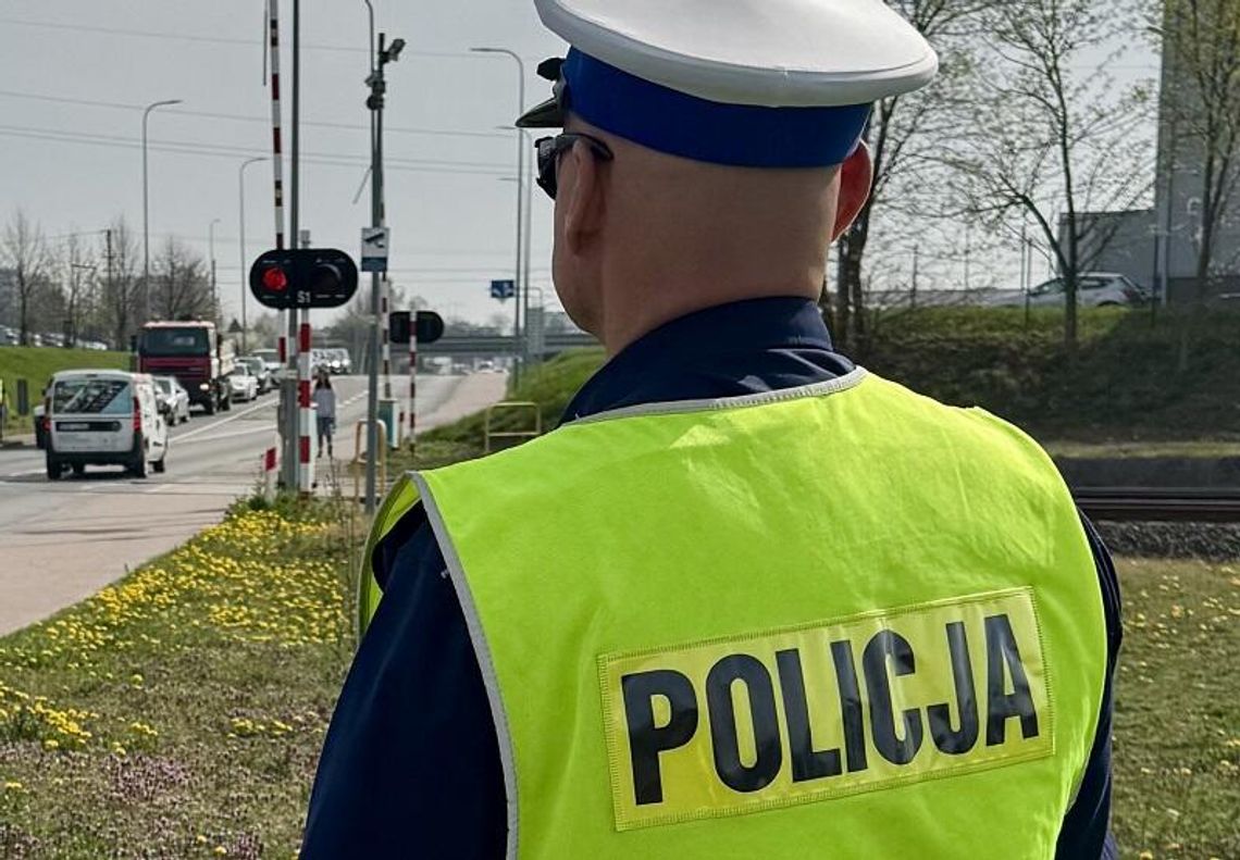 Wjechał na przejazd i utknął pomiędzy rogatkami. Pociąg musiał awaryjnie hamować!