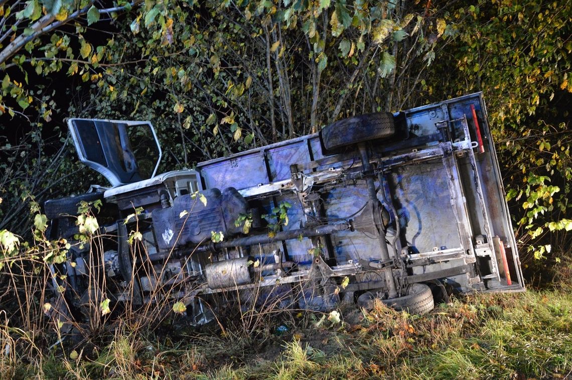 Wjechał samochodem w krzaki i uciekł z miejsca zdarzenia. Co miał do ukrycia kierowca mercedesa?! Wjechał samochodem w krzaki i uciekł z miejsca zdarzenia. Co miał do ukrycia kierowca mercedesa?!