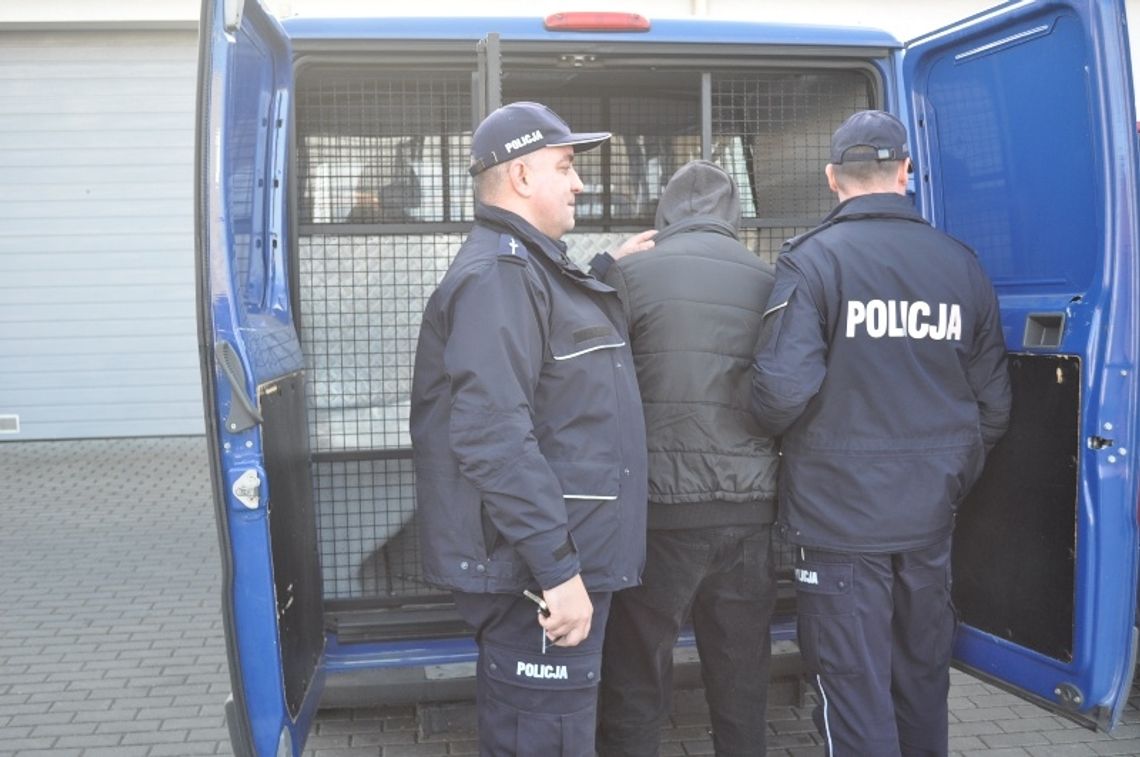 Włamali się do piwnicy - wynieśli zegar i lampy Włamali się do piwnicy - wynieśli zegar i lampy