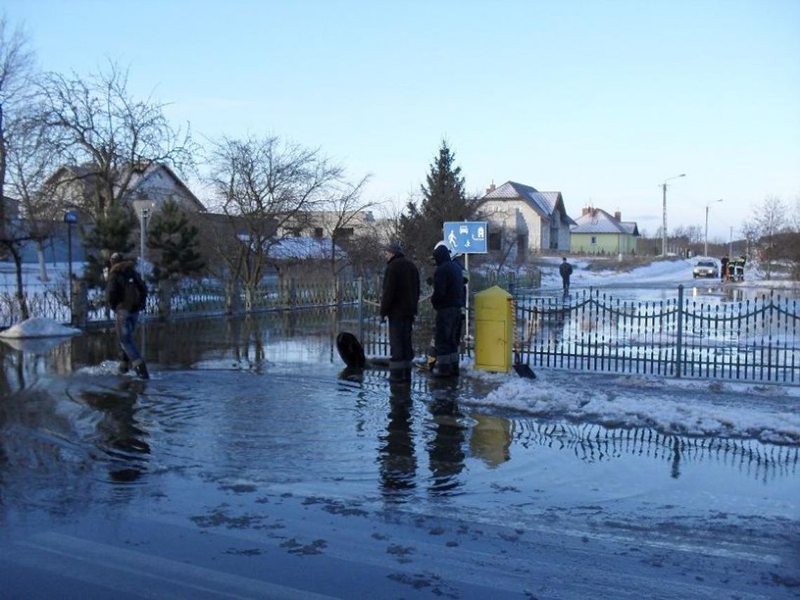 Woda wdarła się do domów. Zalana droga, piwnice i warsztat