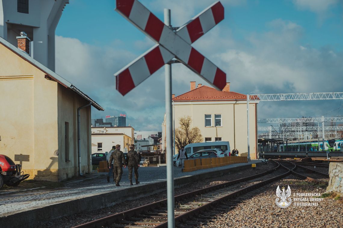 Wojska Obrony Terytorialnej prowadzą przeszukania torów, mostów kolejowych i przepustów w całym kraju Wojska Obrony Terytorialnej prowadzą przeszukania torów, mostów kolejowych i przepustów w całym kraju