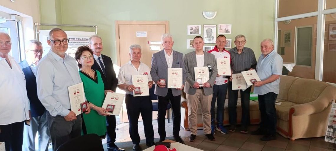 Wręczenie medali fundacji Wspierania Inicjatyw Demokratycznych Wydawnictwa Pomorskiego