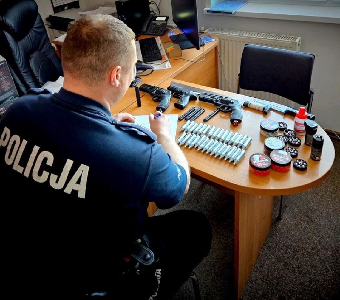 Wybił szybę, strzelając do niej z wiatrówki. Policjanci zatrzymali podejrzanego