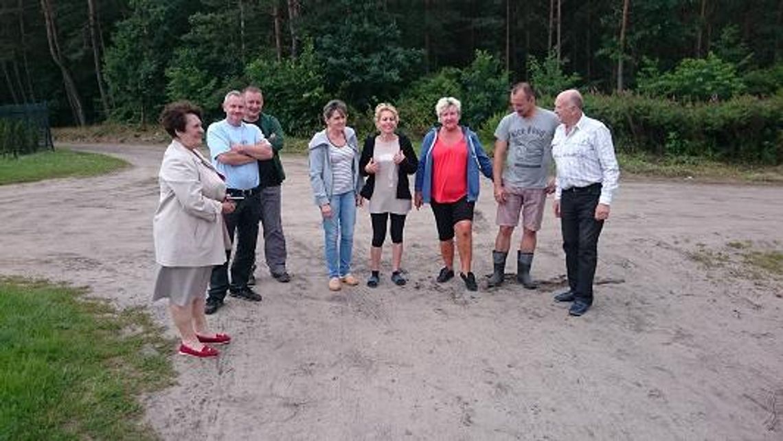 Wyboista droga  pełna problemów. Mieszkańcy chcą równej drogi i bezpiecznego skrzyżowania