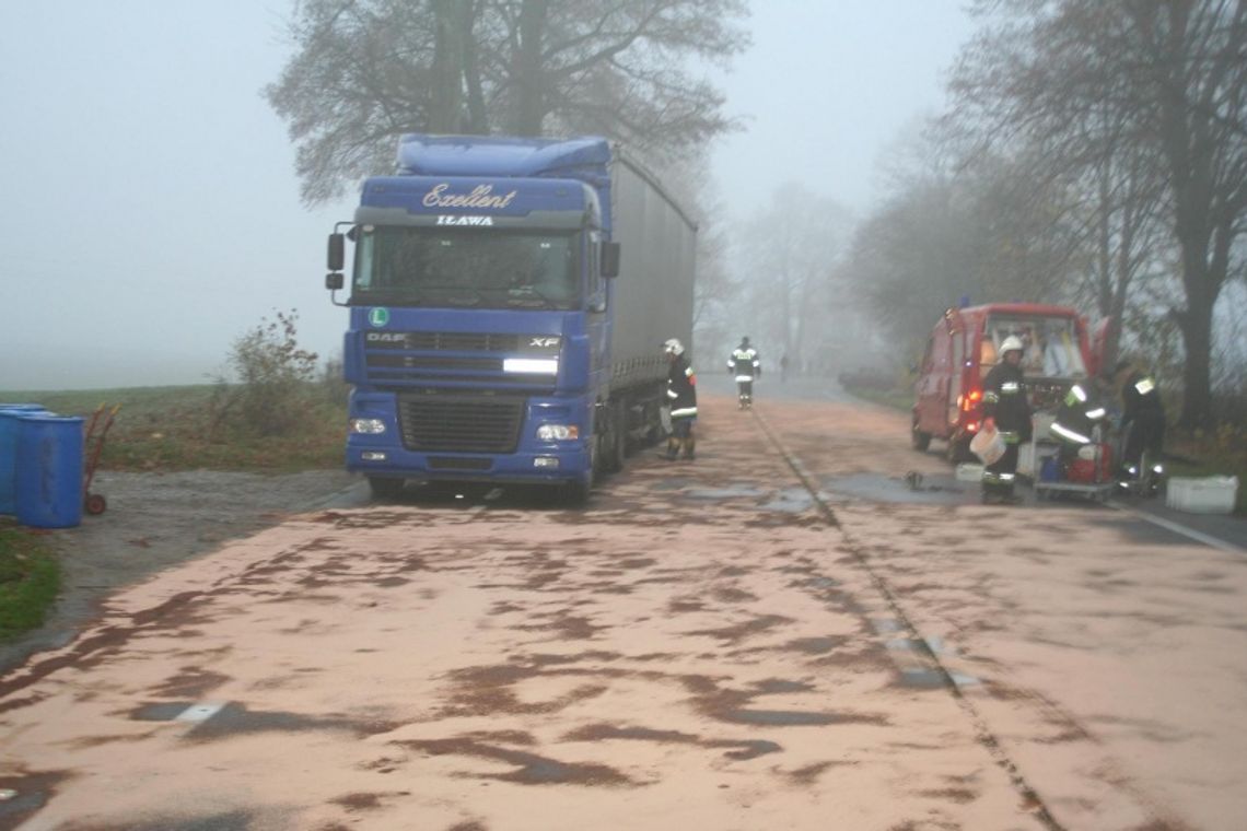 Wyciek paliwa na drodze krajowej nr 22. Spowodowała wypadek jadąc bez uprawnień