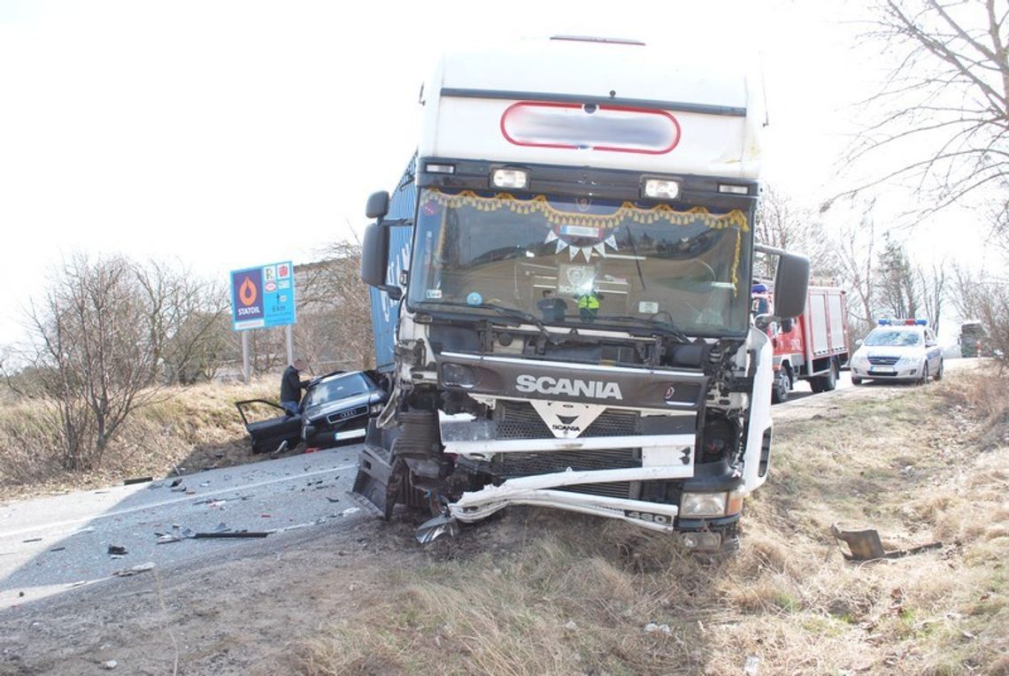 Wypadek audi z TIR-em, ranny kierowca jest w szpitalu