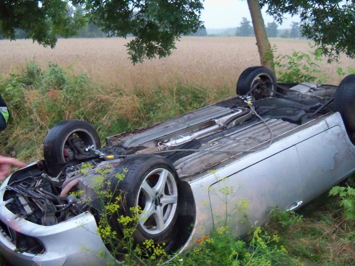 Wypadek! Na drodze wojewódzkiej nr 214 dachowało auto osobowe Wypadek! Na drodze wojewódzkiej nr 214 dachowało auto osobowe