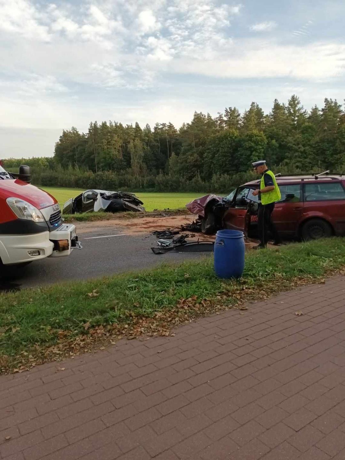 Wypadek na Lubichowskiej. Dwa rozbite auta i trzy osoby ranne