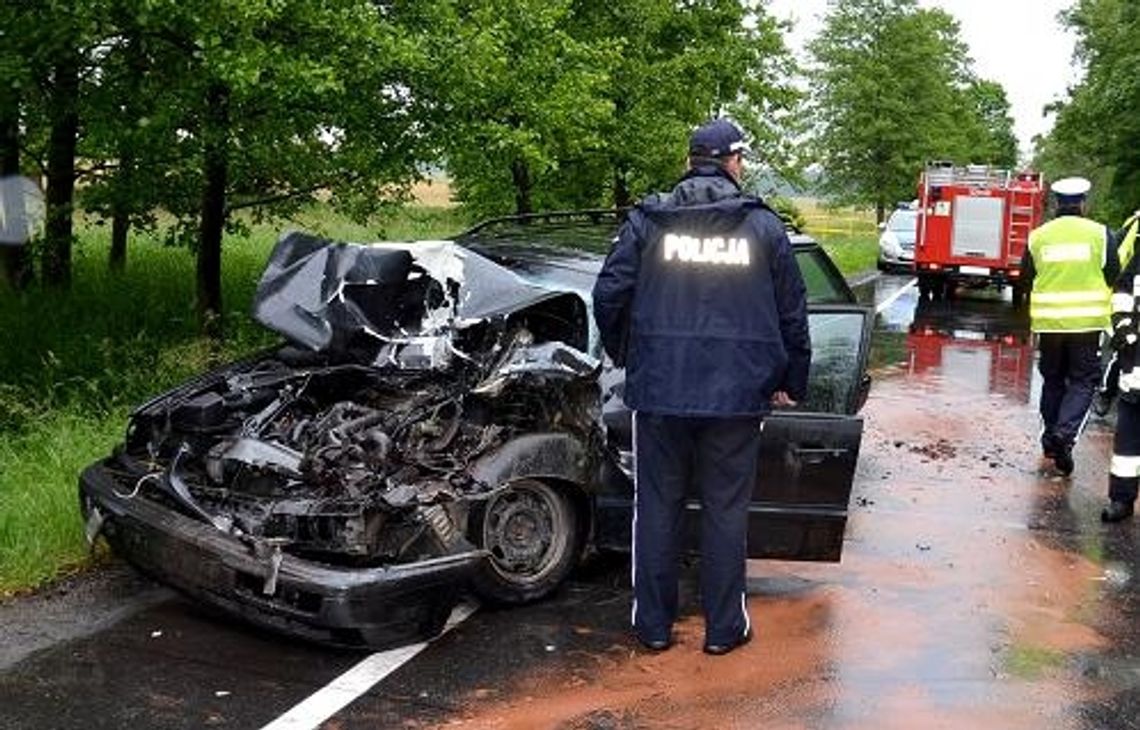 WYPADEK - osobówka wjechała w tył busa. Ranny kierowca trafił do szpitala WYPADEK - osobówka wjechała w tył busa. Ranny kierowca trafił do szpitala