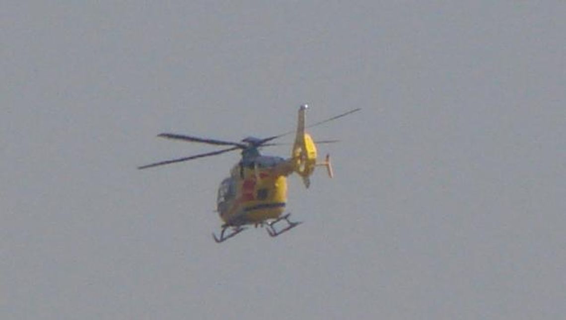 Wypadek przy pracy. Mężczyznę zabrano helikopterem do szpitala Wypadek przy pracy. Mężczyznę zabrano helikopterem do szpitala