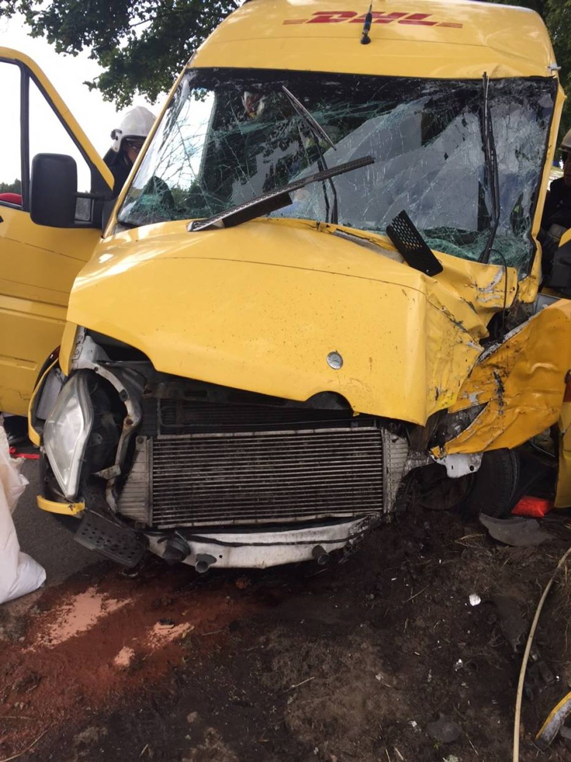 WYPADEK: Samochód kurierski uderzył w drzewo WYPADEK: Samochód kurierski uderzył w drzewo