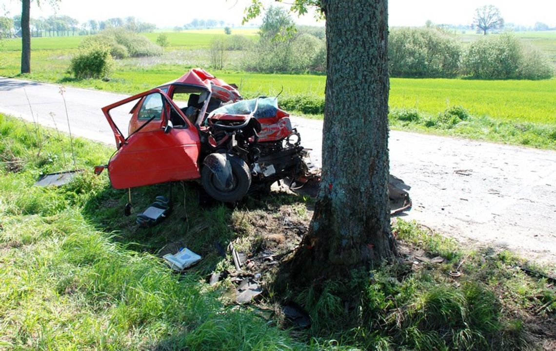 Wypadek śmiertelny w Mirycach. Kobieta volkswagenem czołowo w drzewo