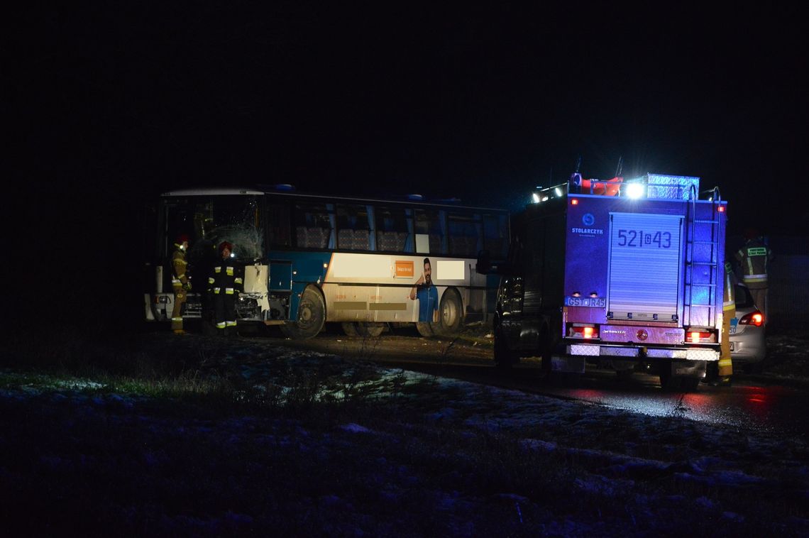 Groźne zdarzenie w Kokoszkowach! Autobus wypadł z drogi i uderzył w ogrodzenie. Na miejscu pracują służby