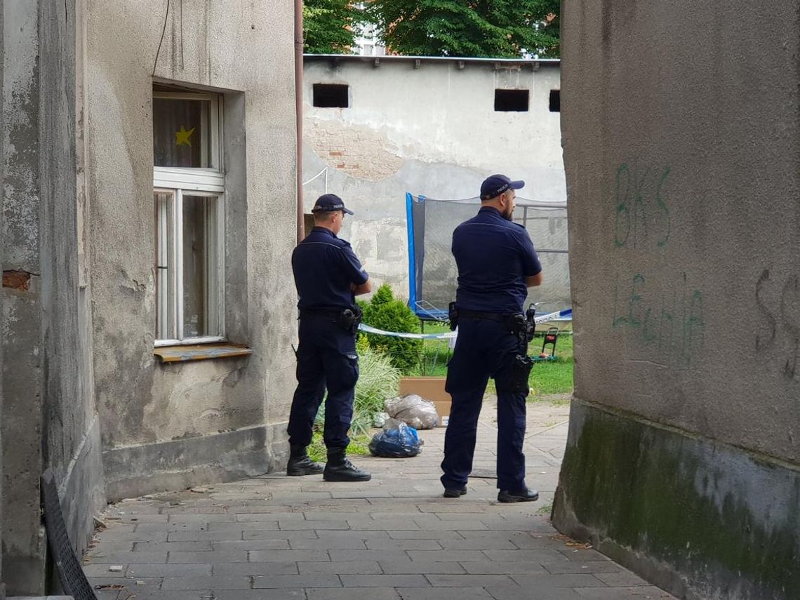 Z OSTATNIEJ CHWILI: Brutalne morderstwo przy ulicy Kościuszki. Na miejscu pracują policjanci i prokurator 