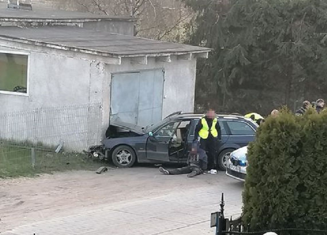 Z OSTATNIEJ CHWILI: Kolejny policyjny pościg ulicami miasta za BMW. Pojazd rozbił się na garażu [FOTO, NAGRANIE]