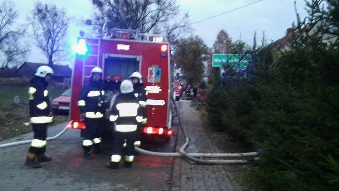 Z OSTATNIEJ CHWILI: Pożar w Wielkim Bukowcu. W akcji bierze udział 11 zastępów straży pożarnej. 