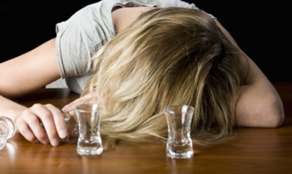 Za ladą na bani - pijana ekspedientka obsługiwała klientów Za ladą na bani - pijana ekspedientka obsługiwała klientów