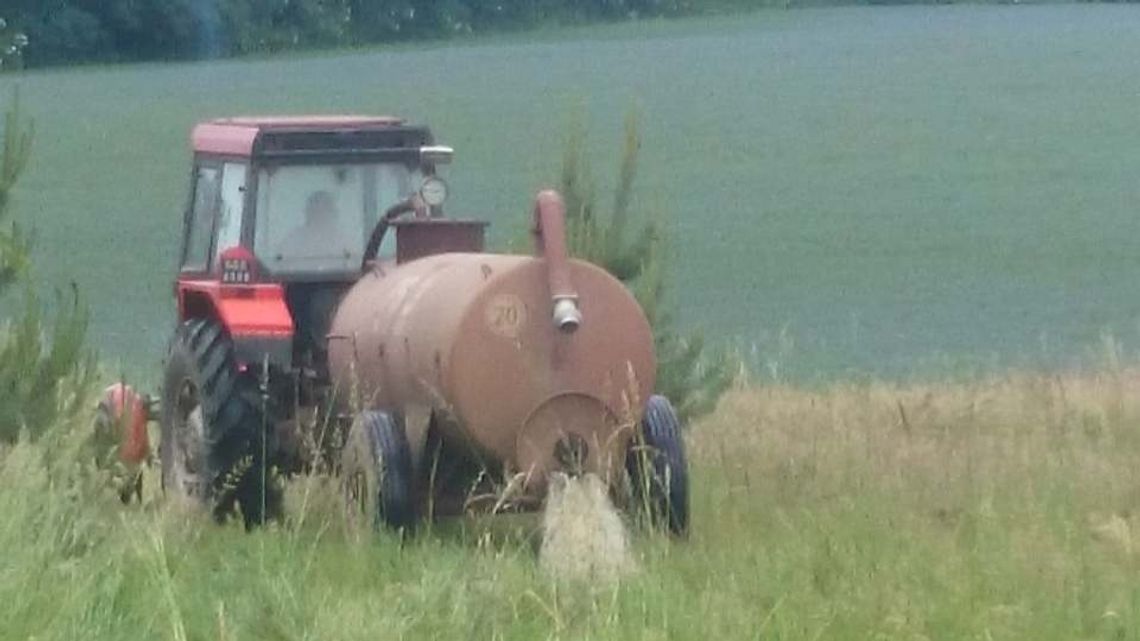 Zagrożenie ekologiczne? Wywoził nieczystości na łąkę.