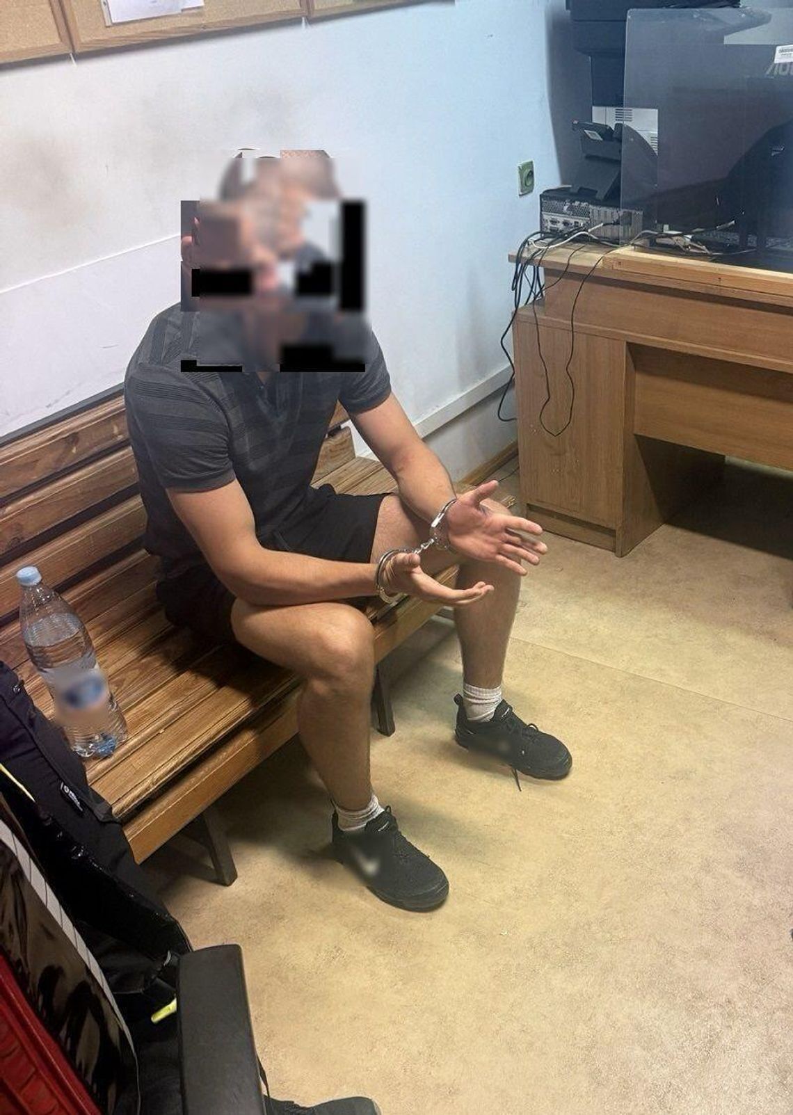 Zarzut po rozpyleniu gazu podczas imprezy masowej. 19-latek objęty dozorem Policji
