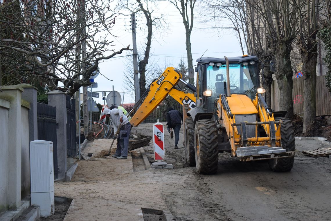 Zdemontowano kładkę nad Wietcisą, na Mickiewicza powstaje chodnik