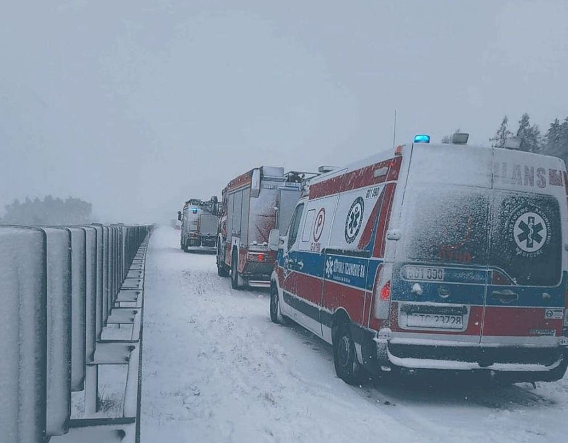 Zderzenie aut osobowych na autostradzie. Wśród rannych cztery osoby...