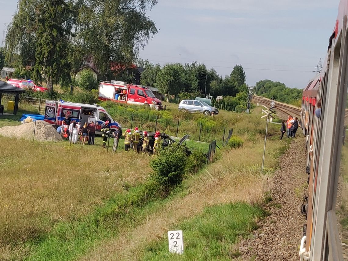 Zderzenie samochodu osobowego z pociągiem na przejeździe kolejowym "Kochanki" [FOTO, WIDEO]