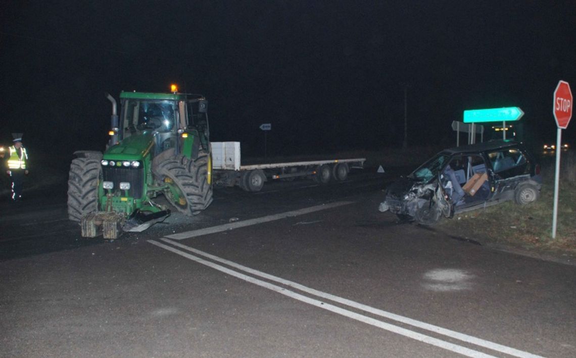 Zderzenie twingo z ciągnikiem. 4 osoby ranne