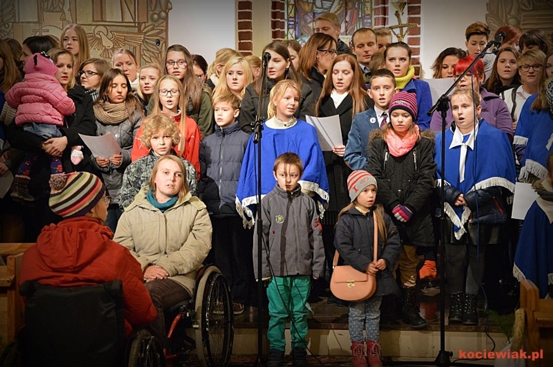 ZDJĘCIA: 20 lat minęło. Wyjątkowy jubileusz zespołu „Caritas” ZDJĘCIA: 20 lat minęło. Wyjątkowy jubileusz zespołu „Caritas”